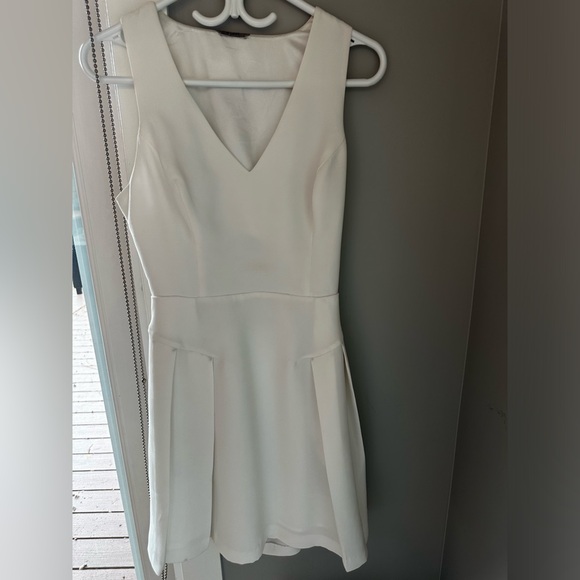 White guess dress with pockets - Picture 3 of 6